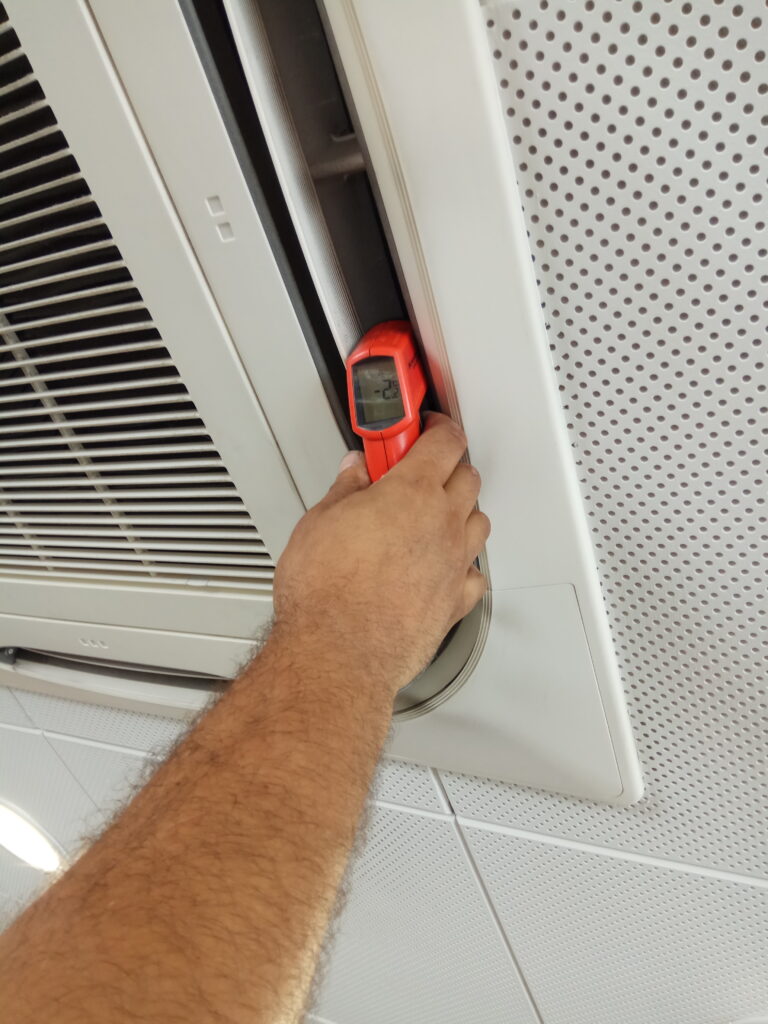 Mantenimiento preventivo y correctivo de aire acondicionado de todo tipo.