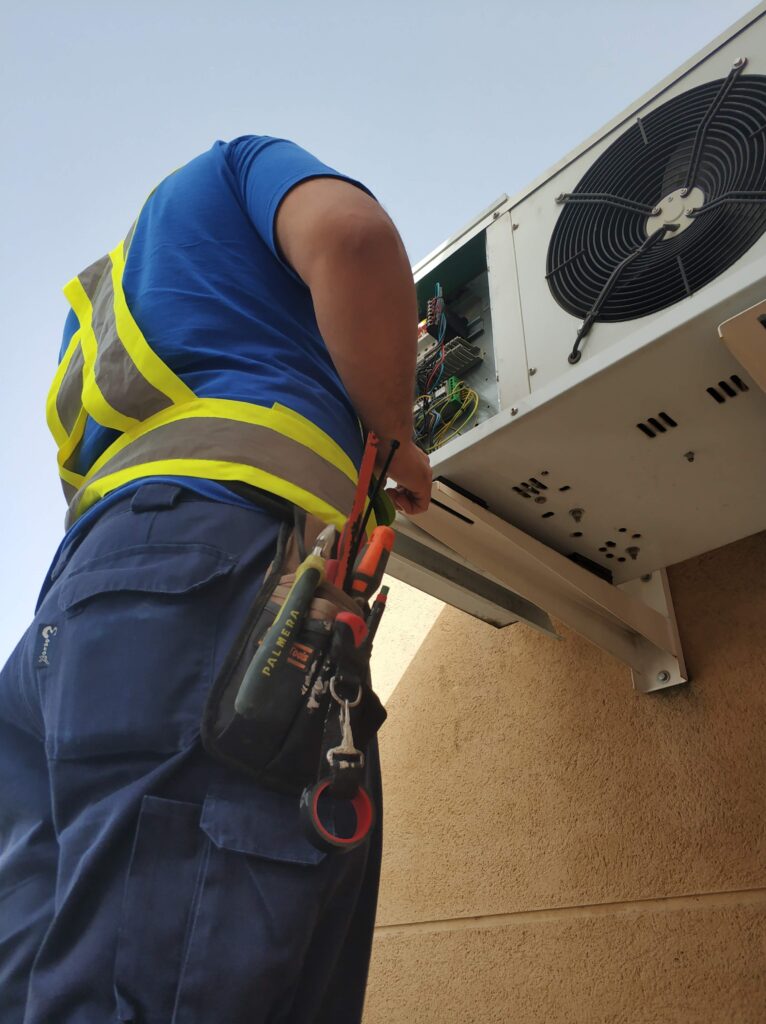Técnico especialista en instalación y arreglo de aire acondicionado